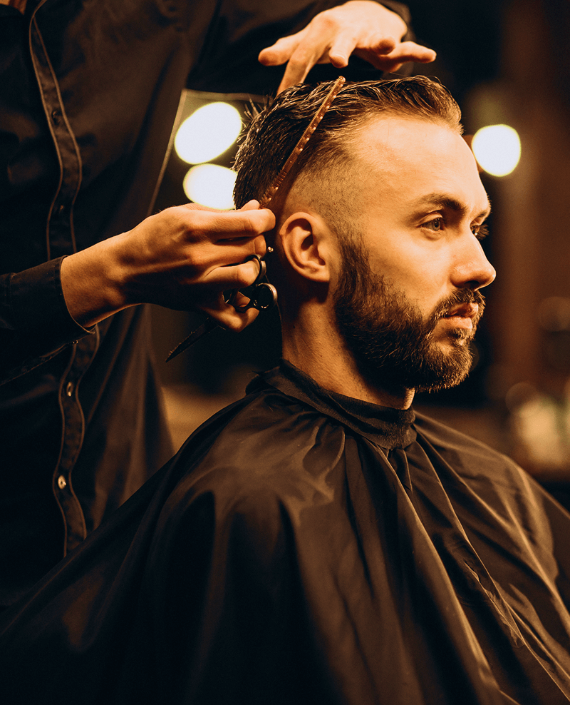 Barber profesional Voolcut sedang memotong rambut pelanggan